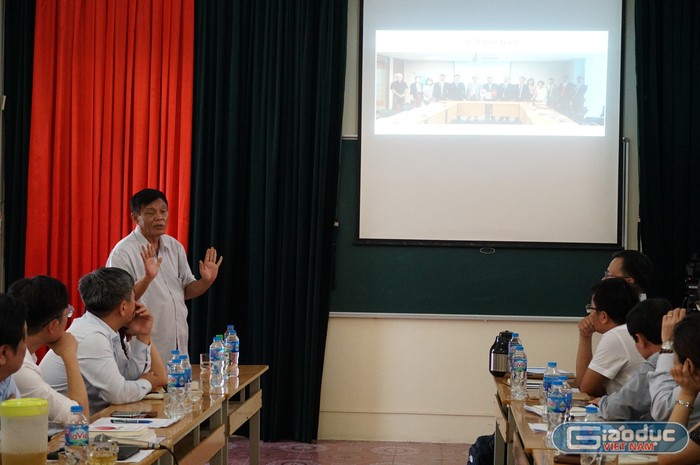 Tiến sĩ Phạm Hữu Lợi giới thiệu chương trình đào tạo và cơ hội học tập, việc làm của học sinh khi học Trường cấp III Nông nghiệp Nam Định (Ảnh: Phạm Linh)