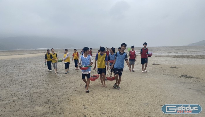 Từ kinh nghiệm hướng dẫn các tour du lịch, thầy giáo Luân tổ chức cho học sinh trải nghiệm thực tế công việc của người ngư dân (Ảnh: NVCC)