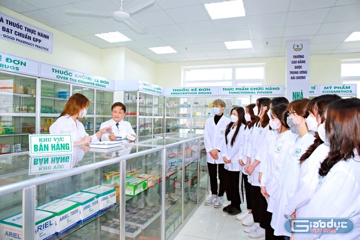 Sinh viên nhà trường học kỹ năng giao tiếp bán hàng (Ảnh: NTCC)