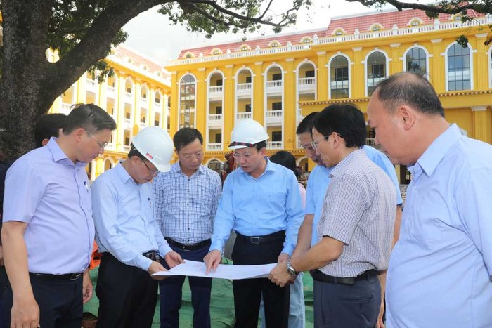Bí thư Tỉnh ủy Quảng Ninh trực tiếp kiểm tra tiến độ triển khai Dự án mở rộng, xây mới Trường Trung học phổ thông Cẩm Phả (Ảnh: CTV)