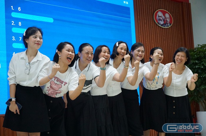 Cô Nguyễn Thị Hương (đứng thứ hai từ trái sang) chia sẻ cảm xúc vui mừng cùng đồng nghiệp khi trở thành nhóm xuất sắc nhất (Ảnh: Phạm Linh)