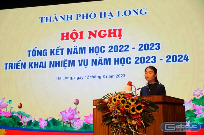 Bà Nguyễn Thị Thuý - Giám đốc Sở Giáo dục và Đào tạo Quảng Ninh ghi nhận, biểu dương những kết quả mà ngành giáo dục và đào tạo thành phố Hạ Long đạt được trong năm học 2022 – 2023 (Ảnh: Phạm Linh)