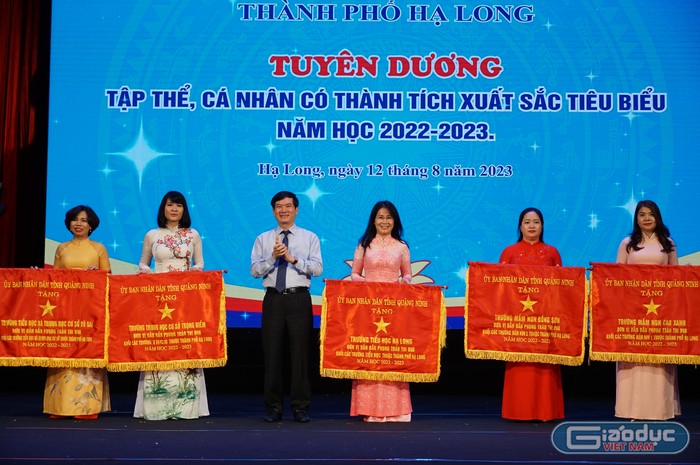 Bí thư Thành uỷ Hạ Long trao Cờ thi đua của Uỷ ban nhân dân tỉnh Quảng Ninh cho 5 tập thể xuất sắc (Ảnh: Phạm Linh)