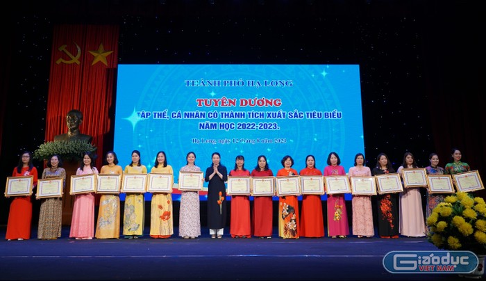 Giám đốc Sở Giáo dục và Đào tạo Quảng Ninh trao danh hiệu Tập thể lao động xuất sắc của Uỷ ban nhân dân tỉnh cho các đơn vị (Ảnh: Phạm Linh)