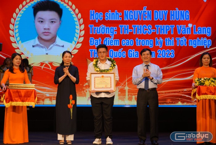 Học sinh đạt thành tích học tập xuất sắc được tuyên dương trong buổi lễ tổng kết năm học 2022 - 2023 (Ảnh: Phạm Linh)