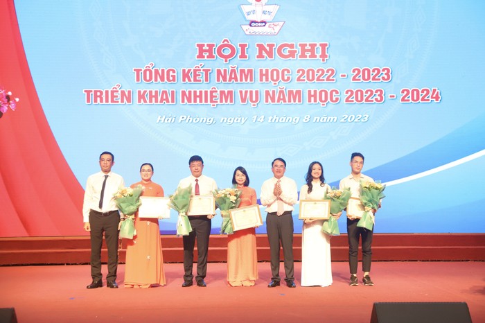1 tập thể và 4 cá nhân có thành tích xuất sắc trong Hội thao Giáo dục quốc phòng an ninh toàn quốc lần thứ II năm 2022 vinh dự được nhận Bằng khen của Chủ tịch Uỷ ban nhân dân thành phố Hải Phòng(Ảnh: PL)