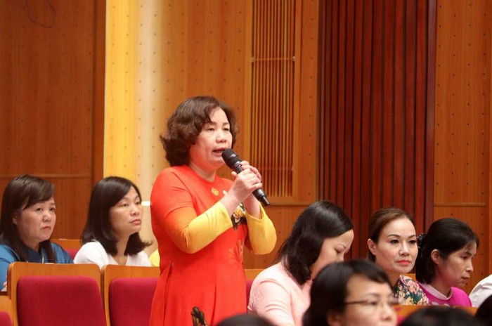 Bà Vi Thị Bích Hạnh - Trưởng Phòng Giáo dục và Đào tạo thành phố Hạ Long đóng góp ý kiến tham luận tại hội nghị (Ảnh: CTV)