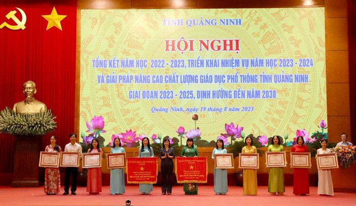 Bà Trịnh Thị Minh Thanh, Phó Bí thư Thường trực Tỉnh ủy trao Cờ thi đua và Bằng khen của Chính phủ cho các tập thể và cá nhân (Ảnh: CTV)