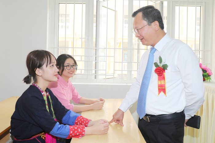 Quyền Chủ tịch Uỷ ban nhân dân tỉnh Quảng Ninh thăm cơ sở vật chất nhà trường và trò chuyện cùng học sinh (Ảnh: QTV)