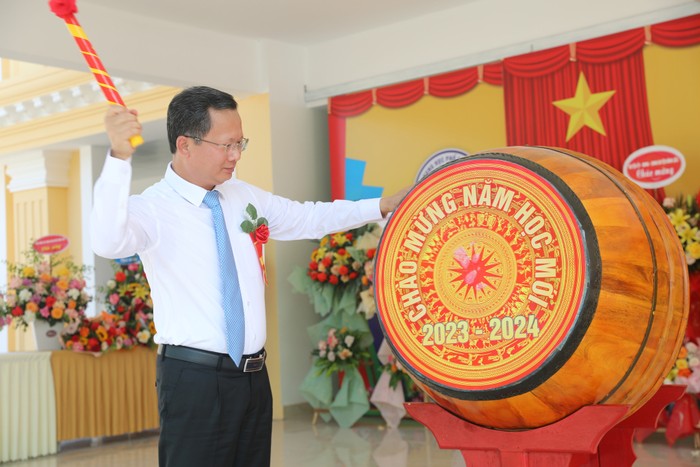 Ông Cao Tường Huy, Quyền Chủ tịch Uỷ ban nhân dân tỉnh Quảng Ninh đánh trống khai giảng năm học mới 2023-2024 tại Trường Trung học phổ thông Bình Liêu (Ảnh: QTV)