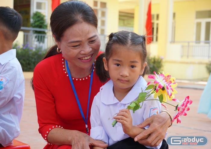 Cô giáo Lê Thị Kim Liên cùng học sinh hân hoan từ điểm trường lẻ Đồng Trà về trường chính tham gia lễ khai giảng năm học 2023 - 2024 (Ảnh: Phạm Linh)