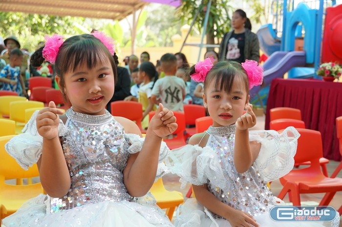 Từ sớm, học sinh Trường Mầm non Đồng Lâm đã có mặt ở trường để đón năm học mới (Ảnh: Phạm Linh)