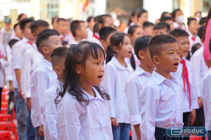 Học sinh thực hiện nghi lễ chào cờ Tổ quốc, hát Quốc ca (Ảnh: Phạm Linh)