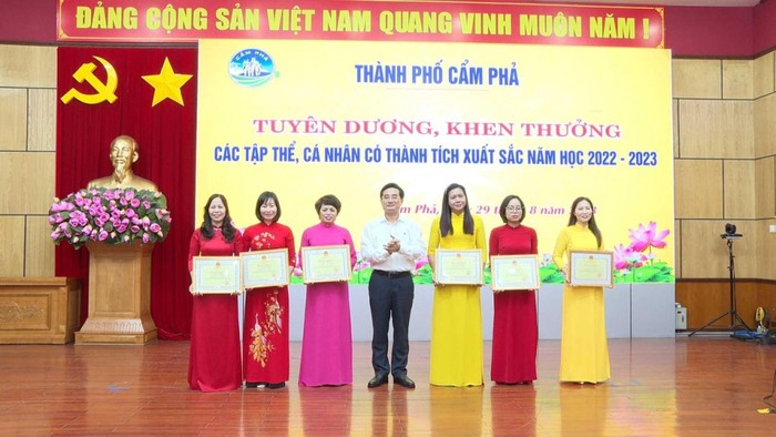 Cô giáo Trần Hải Ngọc (ngoài cùng, bên phải) nhận Bằng khen của Bộ trưởng Bộ Giáo dục và Đào tạo vì có thành tích tiêu biểu xuất sắc trong phong trào thi đua &quot;Đổi mới, sáng tạo trong quản lý, giảng dạy và học tập&quot; năm học 2022-2023 (Ảnh: NVCC)