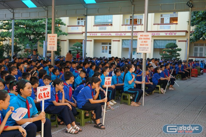 Đông đảo học sinh Trường Trung học cơ sở Hùng Vương tham gia tư vấn về bảo vệ trẻ em (Ảnh: Phạm Linh)
