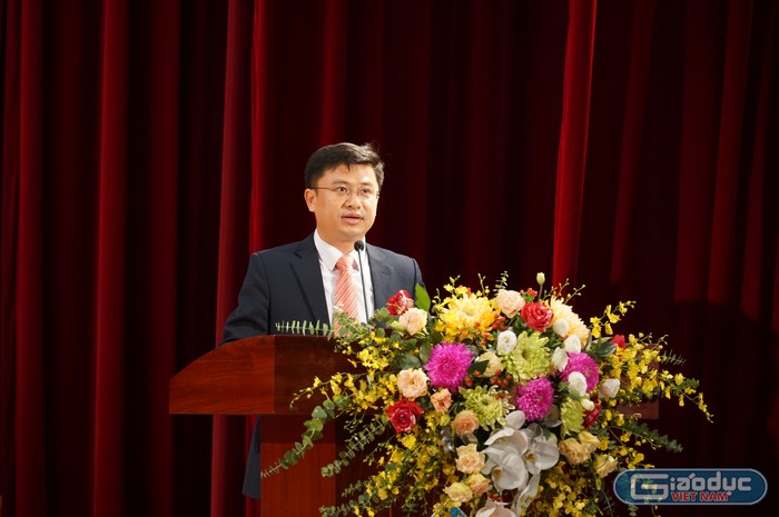 Tiến sĩ Nguyễn Đức Tiệp, Hiệu trưởng Trường Đại học Hạ Long phát biểu tại lễ khai giảng năm học 2023 - 2024 (Ảnh: Phạm Linh)