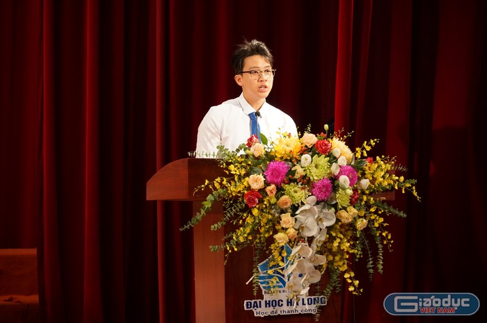 Em Nguyễn Danh Minh, sinh viên ngành Quản trị dịch vụ Du lịch và Lữ hành K9D đại diện cho hơn 2.000 tân sinh viên phát biểu tại buổi lễ (Ảnh: Phạm Linh)