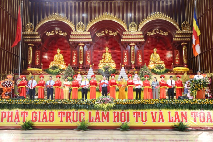 Lãnh đạo tỉnh Quảng Ninh và Giáo hội Phật giáo cắt băng khánh thành Cung Trúc lâm Yên Tử (Ảnh: Đỗ Phương)
