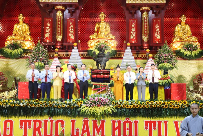 Lãnh đạo tỉnh Quảng Ninh và Giáo hội Phật giáo thực hiện nghi lễ gắn biển Công trình Cung Trúc Lâm nhân kỷ niệm 60 năm ngày thành lập tỉnh (Ảnh: Đỗ Phương)