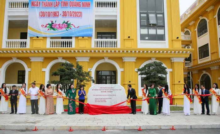 Lãnh đạo tỉnh Quảng Ninh thực hiện nghi thức gắn biển Công trình Trường Trung học phổ thông Cẩm Phả (Ảnh: CTV)