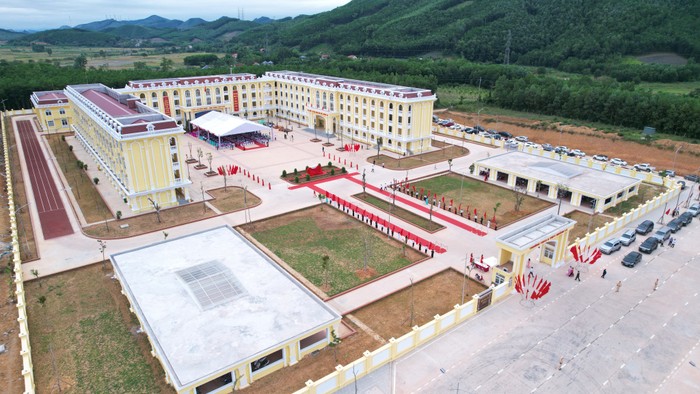 Trong đó, đất xây dựng trường gần 2,8ha, quy mô có 2 khối nhà học và 1 khối nhà hiệu bộ cao 4 tầng, 2 nhà để xe 1 tầng và đường đấu nối từ trường ra QL279. Trường còn được xây mới khu nhà đa năng, diện tích 481m2 (Ảnh: CTV)