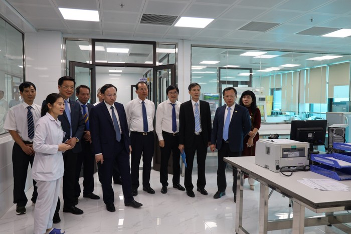 Lãnh đạo tỉnh Quảng Ninh thăm quan cơ sở vật chất Bệnh viện Phổi Quảng Ninh sau khi được đầu tư nâng cấp, mở rộng (Ảnh: CTV)