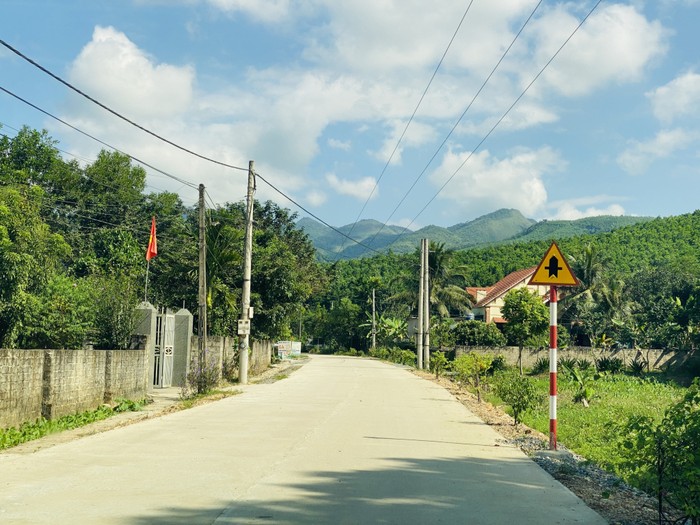 Những con đường liên thôn rộng rãi, sạch đẹp tại xã Vũ Oai (Ảnh: CTV)