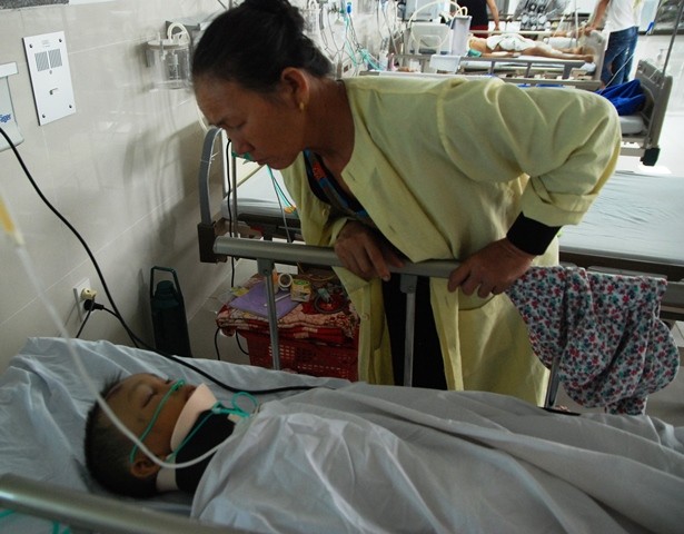 Em Ngô Quang Trịnh đang được điều trị tại Bệnh viện Hữu nghị Việt Nam - Cu Ba Đồng Hới (Ảnh: M.N)