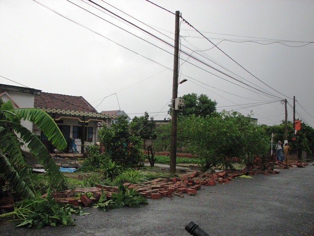 Hàng rào của một nhà dân ở xã Lộc Ninh bị đổ sập hoàn toàn sau trận lốc xoáy (Ảnh: Thủy Phan)