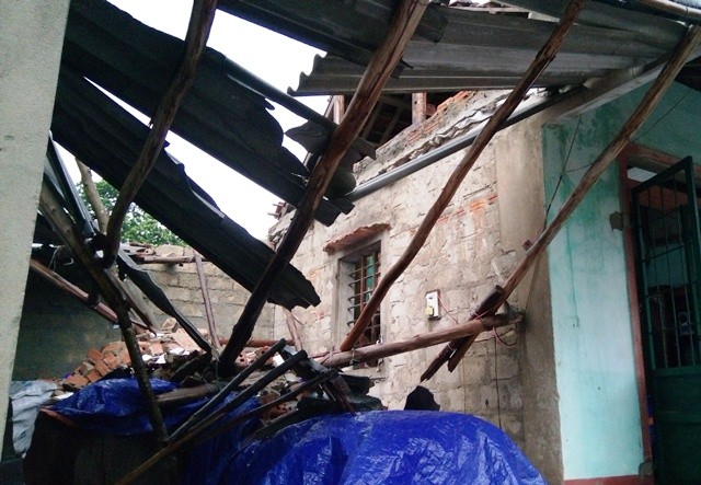 Lốc xoáy đã giật tung hàng chục căn nhà ở Quảng Bình (Ảnh: Thủy Phan)