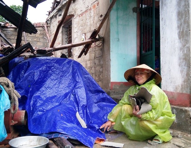 Bà Nguyễn Thị Hới (ở xã Lộc Ninh) bủn rủn chân tay vì bị thiệt hại nhiều tài sản sau trận lốc (Ảnh: Thủy Phan)