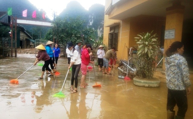 Lũ đi qua, khiến nhiều trường học trên trở nên tan hoang, nhiều dụng cụ, trang thiết bị hư hỏng nặng.