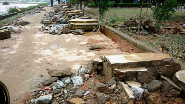 Hơn 200m tường rào của trường THCS Phù Hóa (huyện Quảng Trạch) đổ sập vẫn chưa được khắc phục.