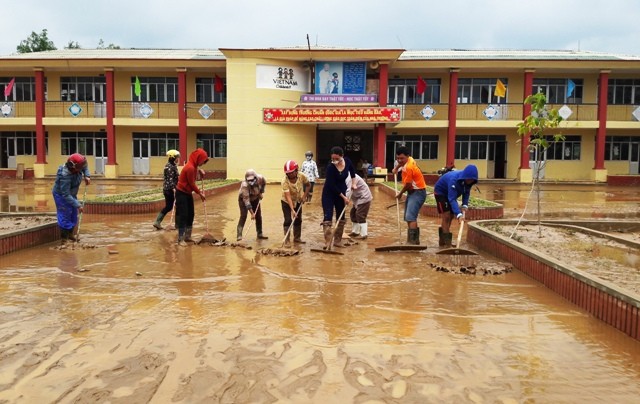 Các thầy cô trường Tiểu học Phù Hóa (huyện Quảng Trạch) dọn hậu quả lũ đợt 2.