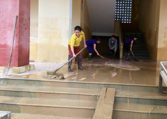 &quot;Lũ chồng lũ&quot;, nhiều ngôi trường bị tan hoang.