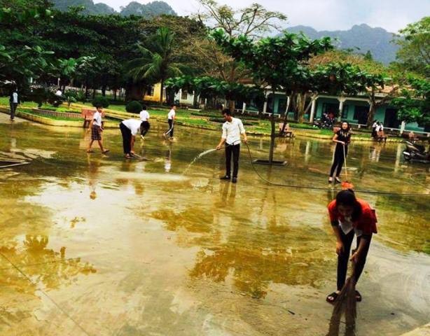 Lũ này chưa xong lũ khác lại tới, các thầy cô liên tục dọn bùn đất. (Ảnh: Qúy Hợi)