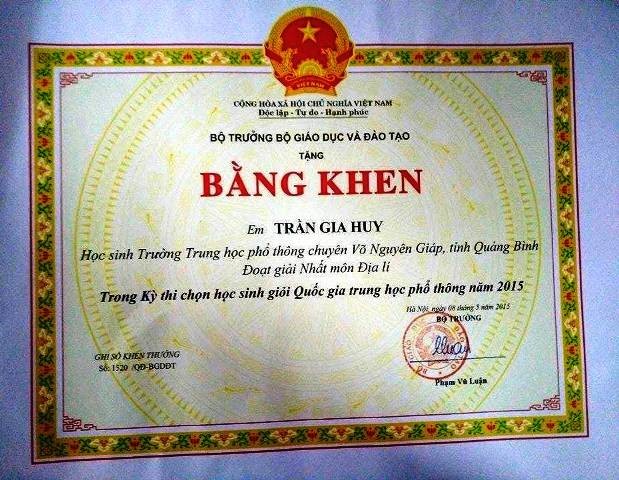 Huy được Bộ trưởng Bộ GD&amp;ĐT tặng bằng khen khi đoạt giải nhất môn Địa lí trong kỳ thi chọn học sinh giỏi Quốc gia THPT năm 2015.