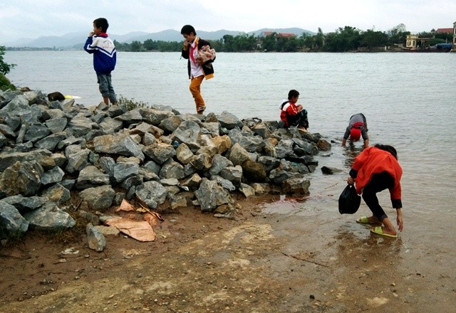 Trong lúc chờ đò (Ảnh: Thủy Phan)