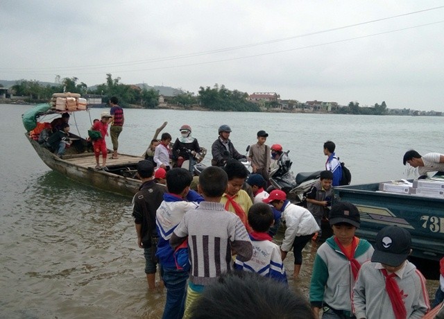 Hàng trăm học sinh hàng ngày phải đi đò qua sông đến trường. (Ảnh: Thủy Phan)