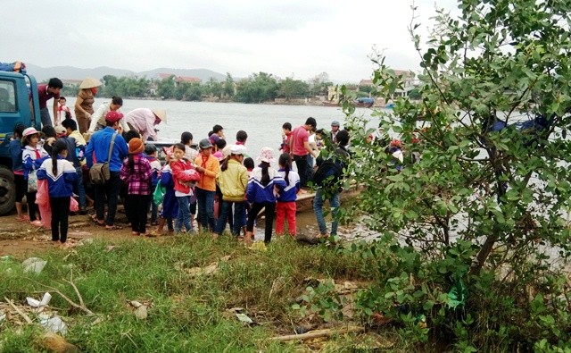 Chiếc thuyền gỗ là phương tiện duy nhất để học sinh và người dân nơi đây đi ra bên ngoài (Ảnh: Thủy Phan)