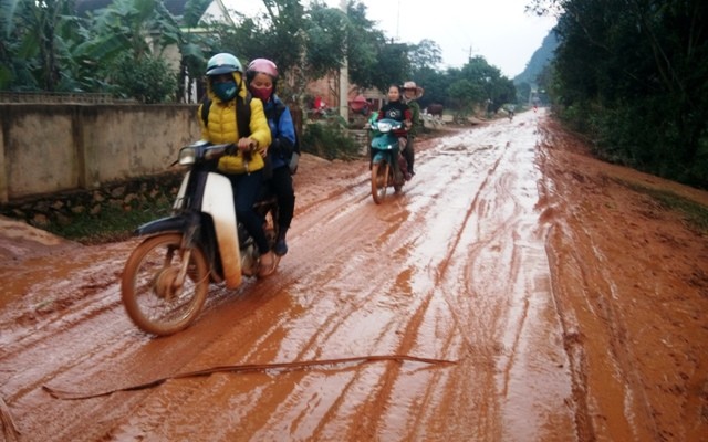 Đường đến trường dạy học của các cô giáo mầm non Phúc Trạch. (Ảnh: T.P)