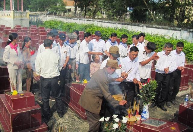 Dù đi đâu, làm gì, cứ đến ngày 14/3 hàng năm, những cựu binh (quê ở Quảng Bình, Hà Tĩnh) trở về từ trận chiến Gạc Ma lại tập trung tới trước phần mộ liệt sỹ Trần Văn Phương để tưởng nhớ đồng đội (Ảnh: X.T)