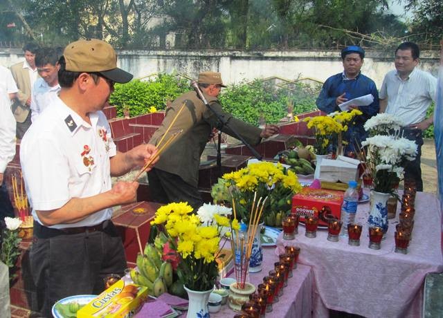 Mỗi nén hương, mỗi ngọn nến được thắp lên như một lời tri ân sâu sắc tới những anh hùng đã ngã xuống trong trận chiến Gạc Ma (Ảnh: X.T)