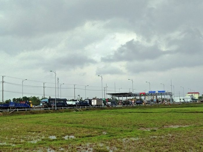Dân đưa xe tập trung trước trạm thu phí Tasco đặt tại quốc lộ 1A, đoạn qua huyện Quảng Trạch (Quảng Bình) để phản đối việc thu phí. (Ảnh: H.H)