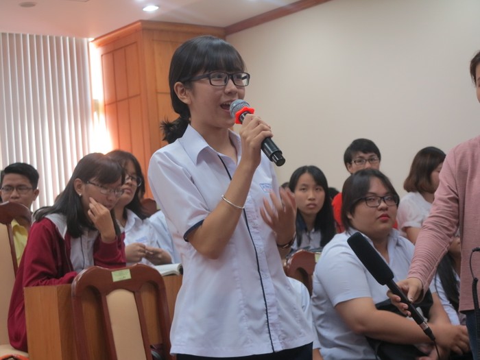 Một học sinh chia sẻ trăn trở của mình với Lãnh đạo Sở Giáo dục và Đào tạo Thành phố Hồ Chí Minh - Ảnh: T.A