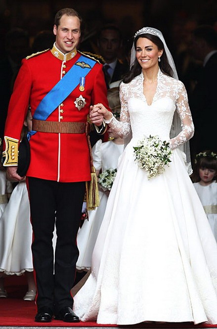 Đám cưới của Kate Middleton và hoàng tử William đã diễn ra ngày 29/4. Chiếc váy của Kate do Sarah Burton, giám đốc sáng tạo của hãng thời trang Alexander McQueen, thiết kế. Đó là chiếc váy trắng thêu hoa mang vẻ đẹp sang trọng, quý phái với tấm voan trùm đầu được thêu tay. Tác phẩm này được lấy cảm hứng từ chiếc váy của ngôi sao điện ảnh Grace Kelly mặc trong đám cưới với hoàng tử Monaco, Ranier vào ngày 19/4/1956.
