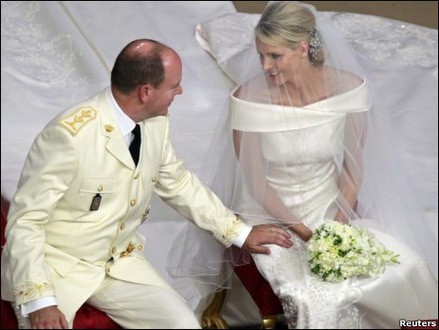 Tại đám cưới xa hoa với Thái tử Albert của Monaco ngày 3/7, cô dâu - nữ vận động viên bơi lội người Nam Phi Charlene Wittstock - chọn chiếc váy trắng đơn giản của Giorgio Armani Privé.