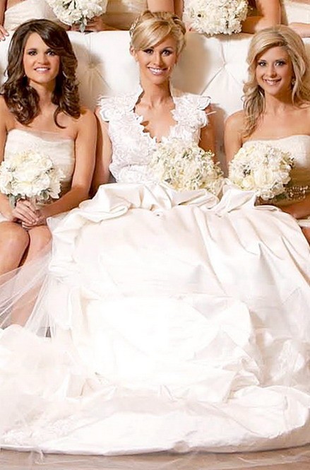 Chiếc váy trắng muốt của St. Pucchi mà cựu hoa hậu bang Missouri Candice Crawford diện trong ngày cưới với Tony Romo đứng thứ 7 trong danh sách những chiếc váy cưới đẹp nhất của Instyle.