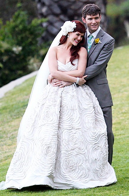 Trong đám cưới với Blake Shelton tại Texas hôm 14/5, nữ ca sỹ dòng nhạc đồng quê Miranda Lambert trước mặc chiếc váy cưới của mẹ. Miranda kể rằng cô đã khóc khi lần đầu tiên thử nó.