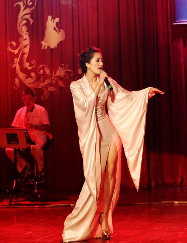 Trước đêm diễn, cô rất lo lắng vì hát live một ca khúc nổi tiếng của Phạm Duy trước đông đảo khán giả. Tuy vậy, những tràng vỗ tay hưởng ứng đã khiến cô hạnh phúc.